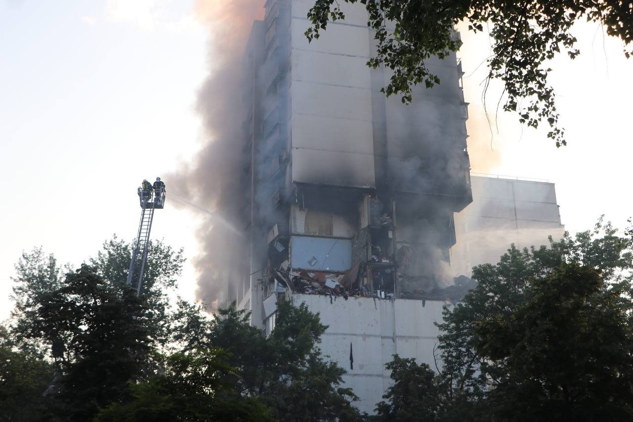 У Києві вибухнув газ в 16-поверхівці: зруйновано 5 квартир 7