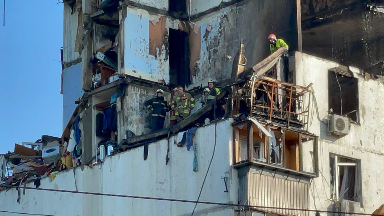 Вибух газу в 16-поверхівці Києва: фото та відео з місця пошуково-рятувальних робіт 9