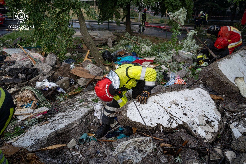У Києві внаслідок вибуху в багатоповерхівці вже три загиблих: пошуково-рятувальна операція триває 3