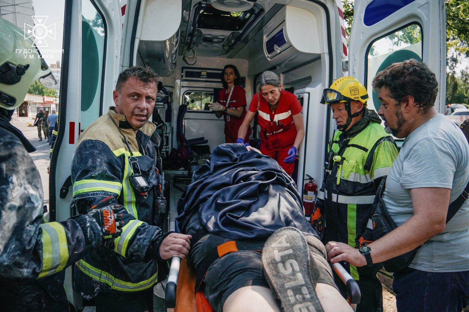 У Києві завершили пошуково-рятувальну операцію у 16-поверховому житловому будинку: що відомо 3