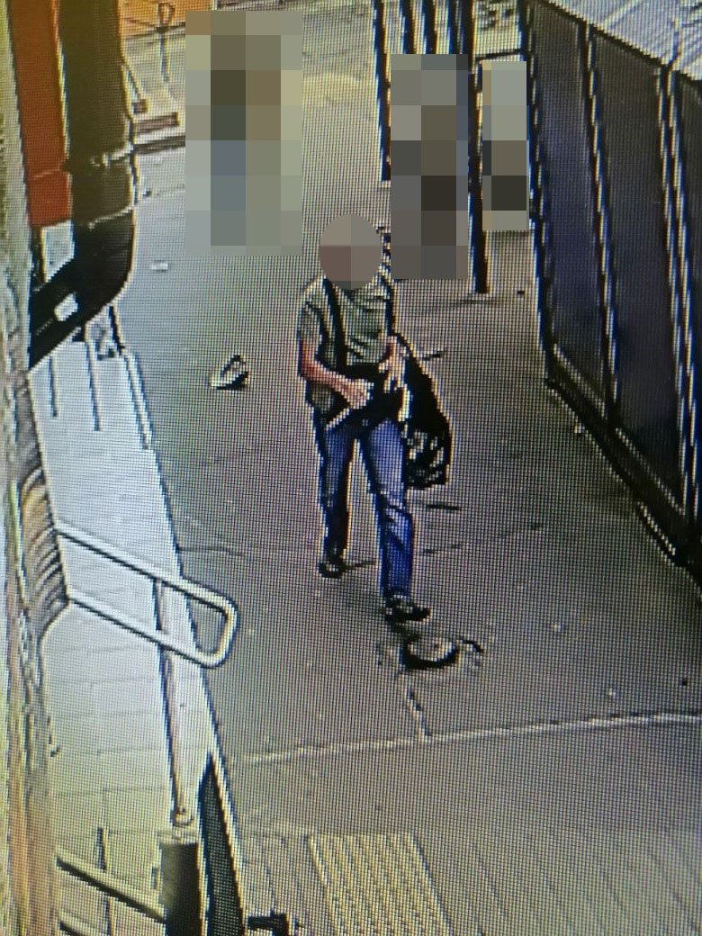 У Києві чоловіка вдарили ножем в живіт на зупинці громадського транспорту 2