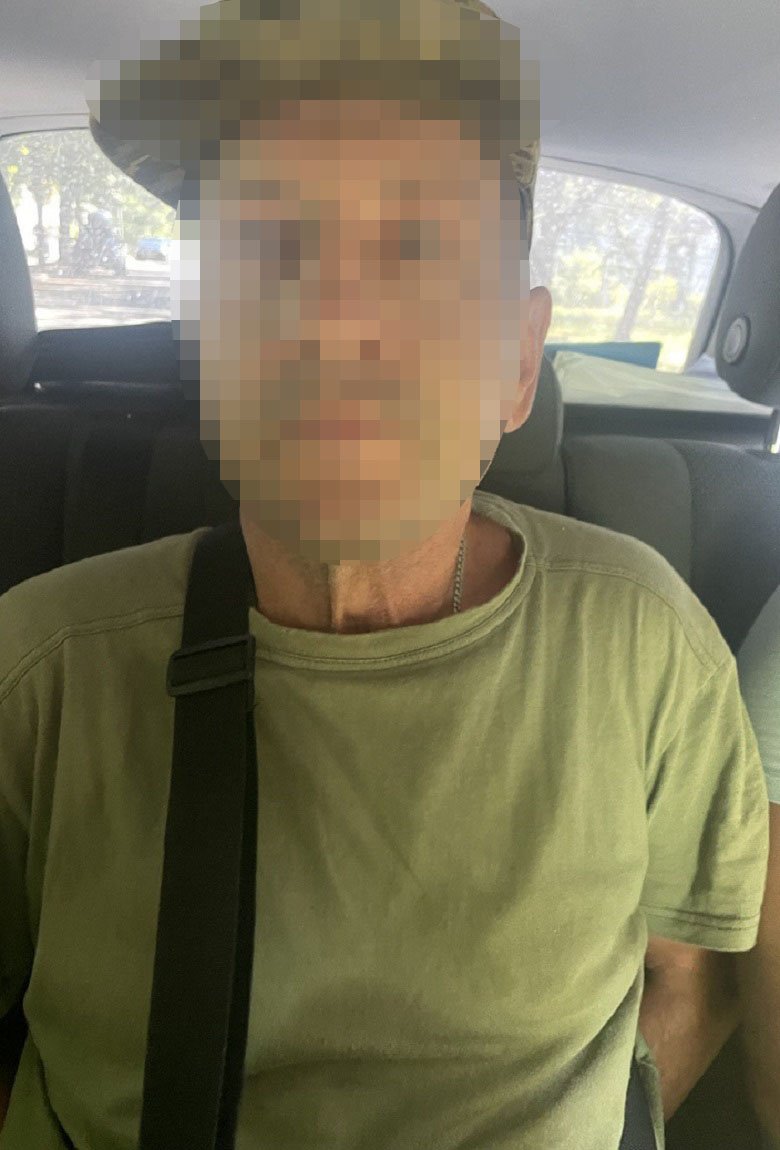 У Києві чоловіка вдарили ножем в живіт на зупинці громадського транспорту 3
