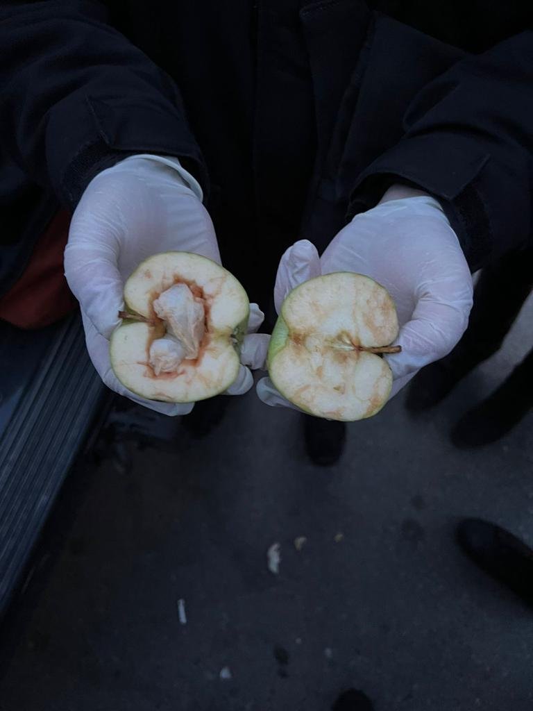 Тримав кокаїн в яблуках: у Києві судитимуть наркоділка 1