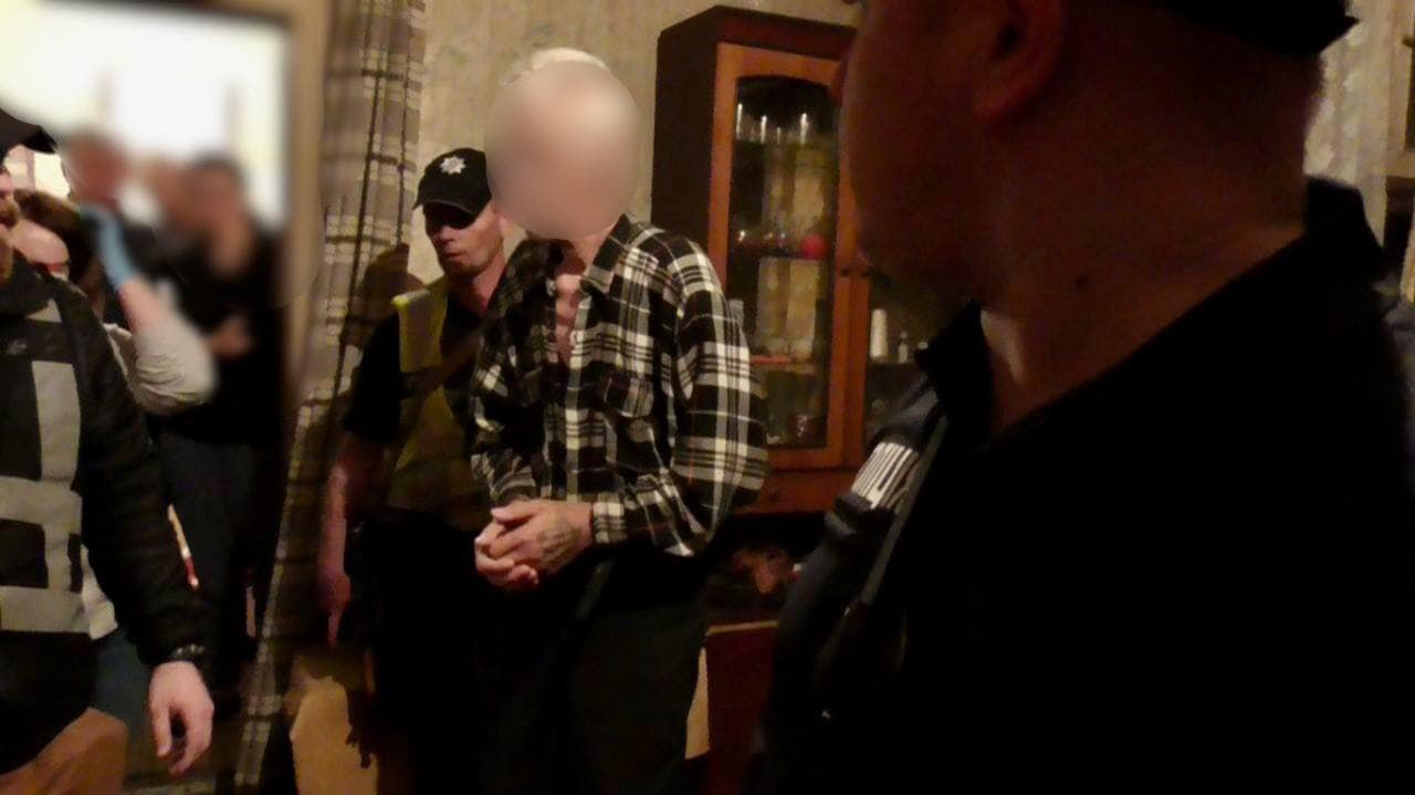 На Київщині чоловік зарізав жінку та викликав поліцію 1