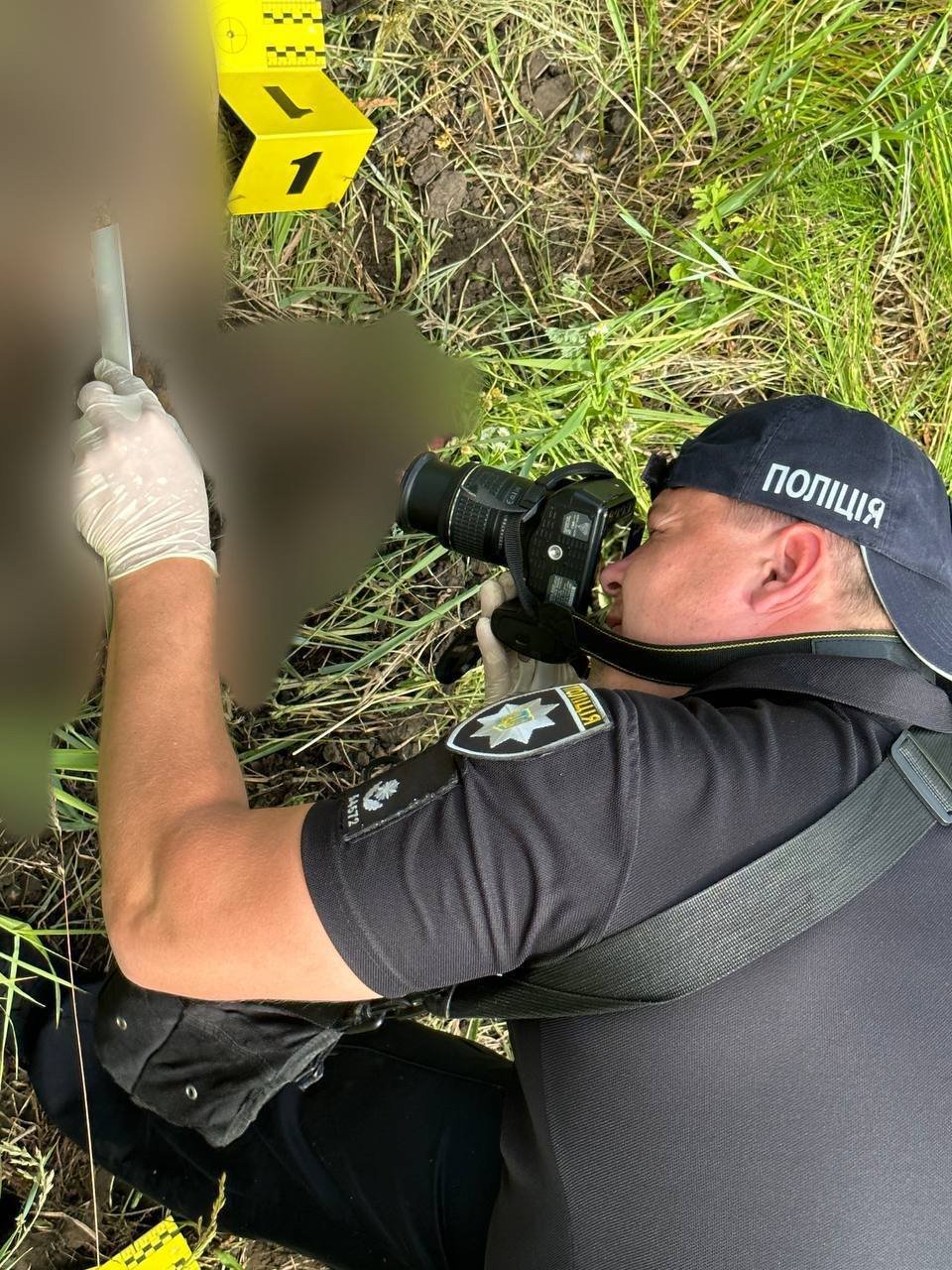 Облила бензином, підпалила, а тіло закопала лісосмузі: на Київщині жінка вбила родича за борги 1