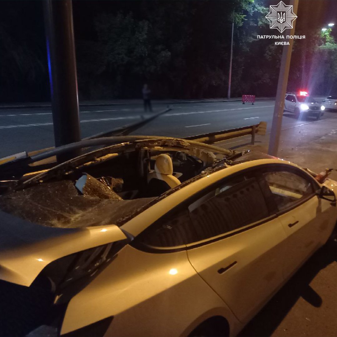 У Києві Tesla влетіла в світлофор та лишилась без даху 1