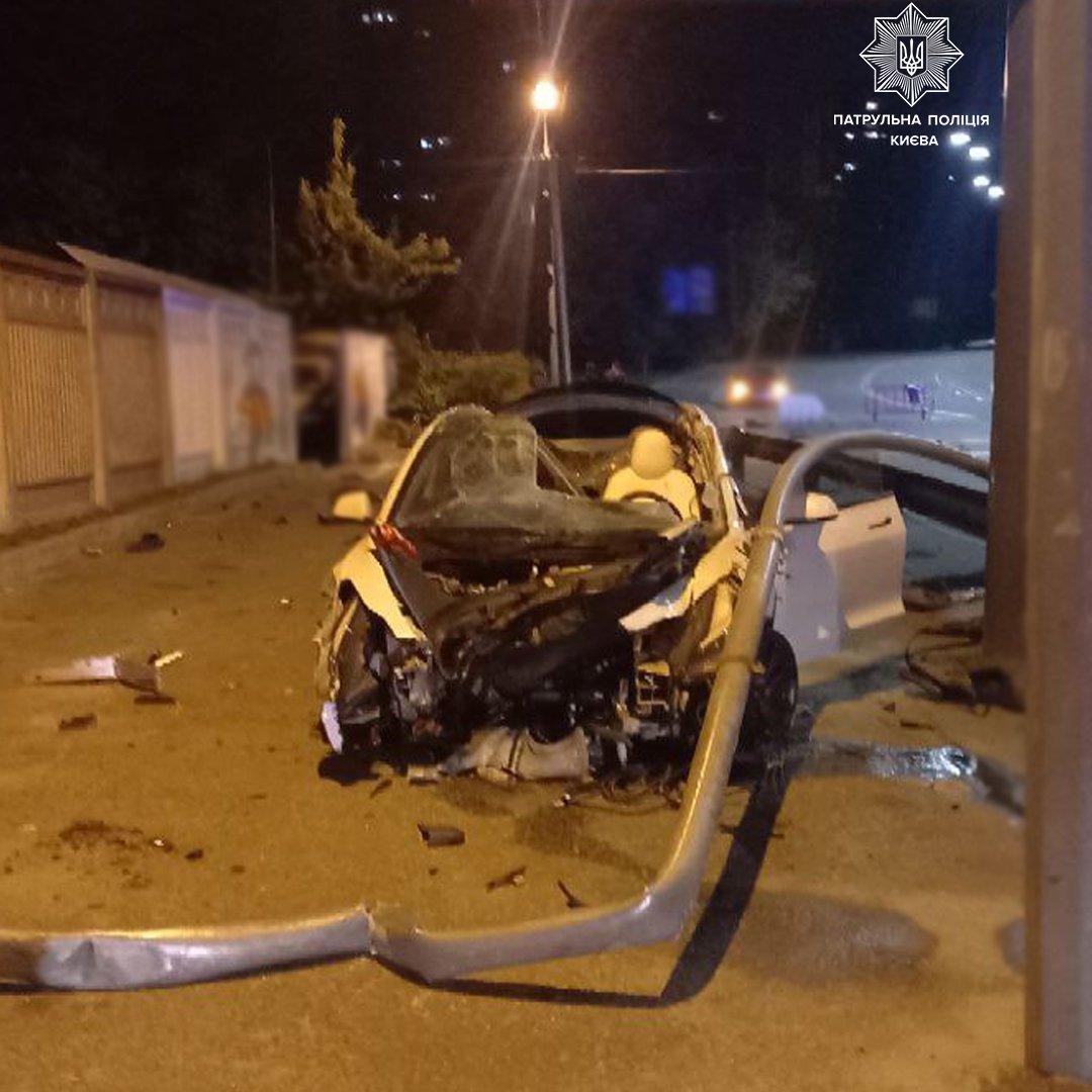 У Києві Tesla влетіла в світлофор та лишилась без даху 2