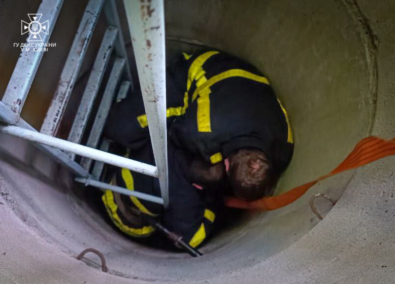 У Києві чоловік впав в 4-метровий колодязь 2