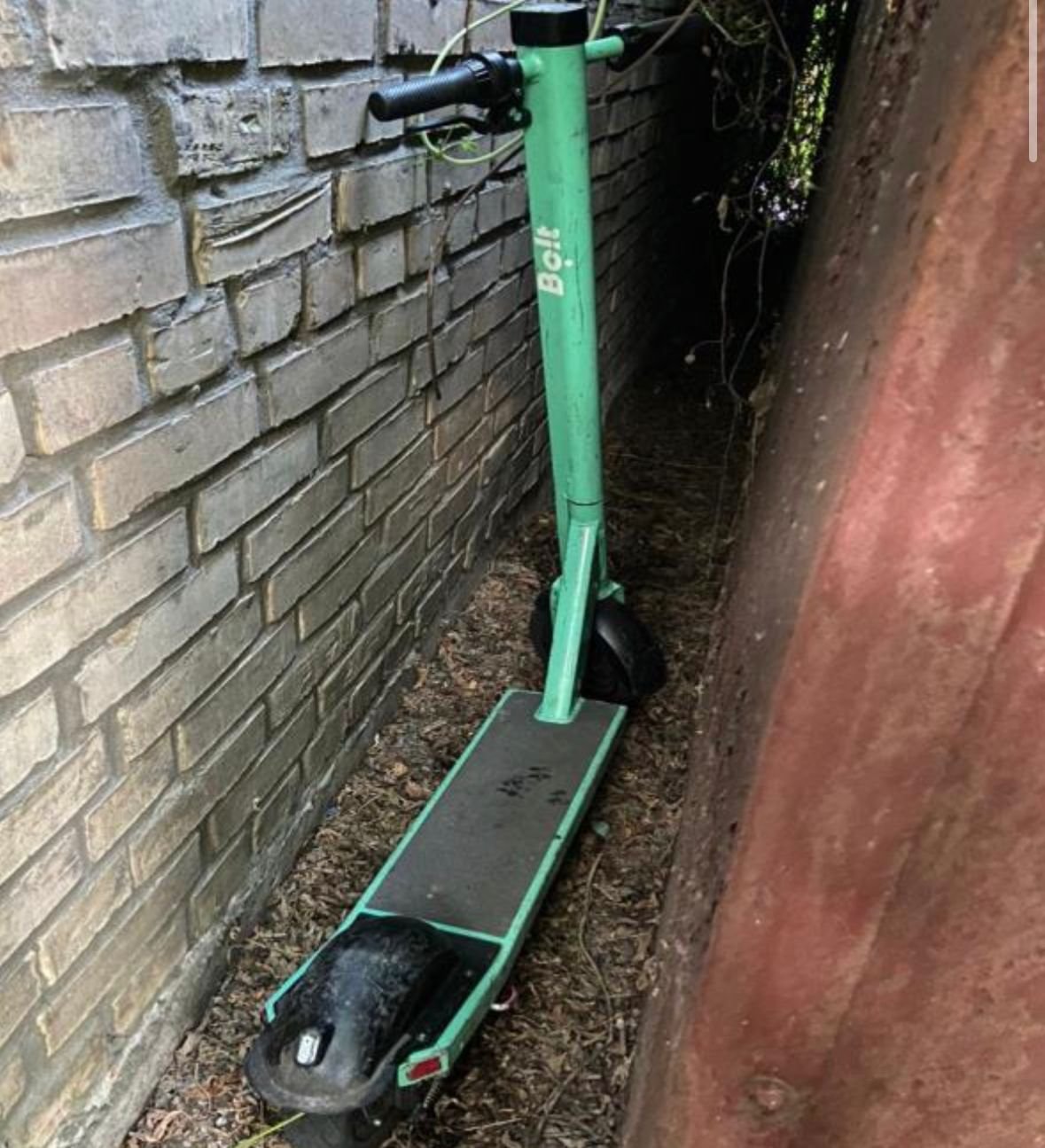 У Києві чоловік викрадав електросамокати ти розбирав їх на запчастини 2