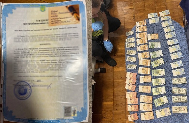 У Києві шахраї привласнили квартиру та намагались силоміць вивезти власницю до будинку престарілих 1