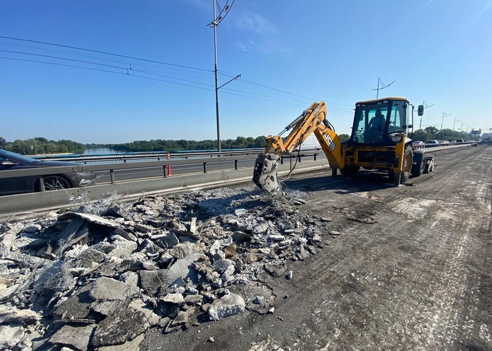 У Києві проводять капітальний ремонт мосту через р. Десенка: працюють цілодобово 4