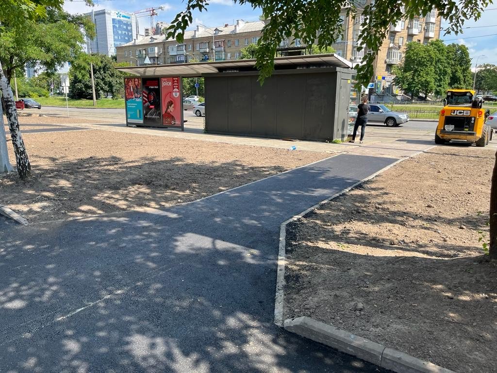 У Києві біля станції метро «Берестейська» демонтували МАФи та облаштували сквер: як зараз виглядає 1