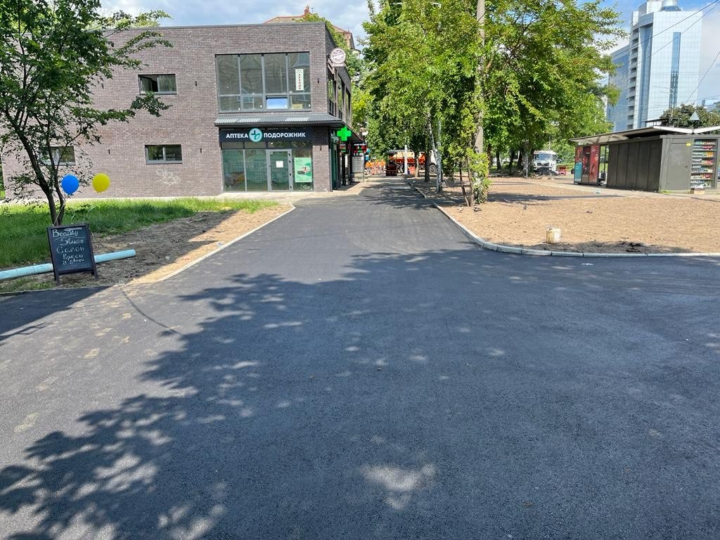 У Києві біля станції метро «Берестейська» демонтували МАФи та облаштували сквер: як зараз виглядає 2