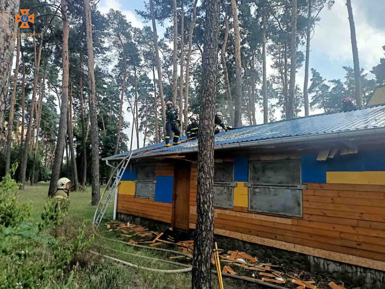 На Київщині горіла дерев'яна капличка біля церкви 1