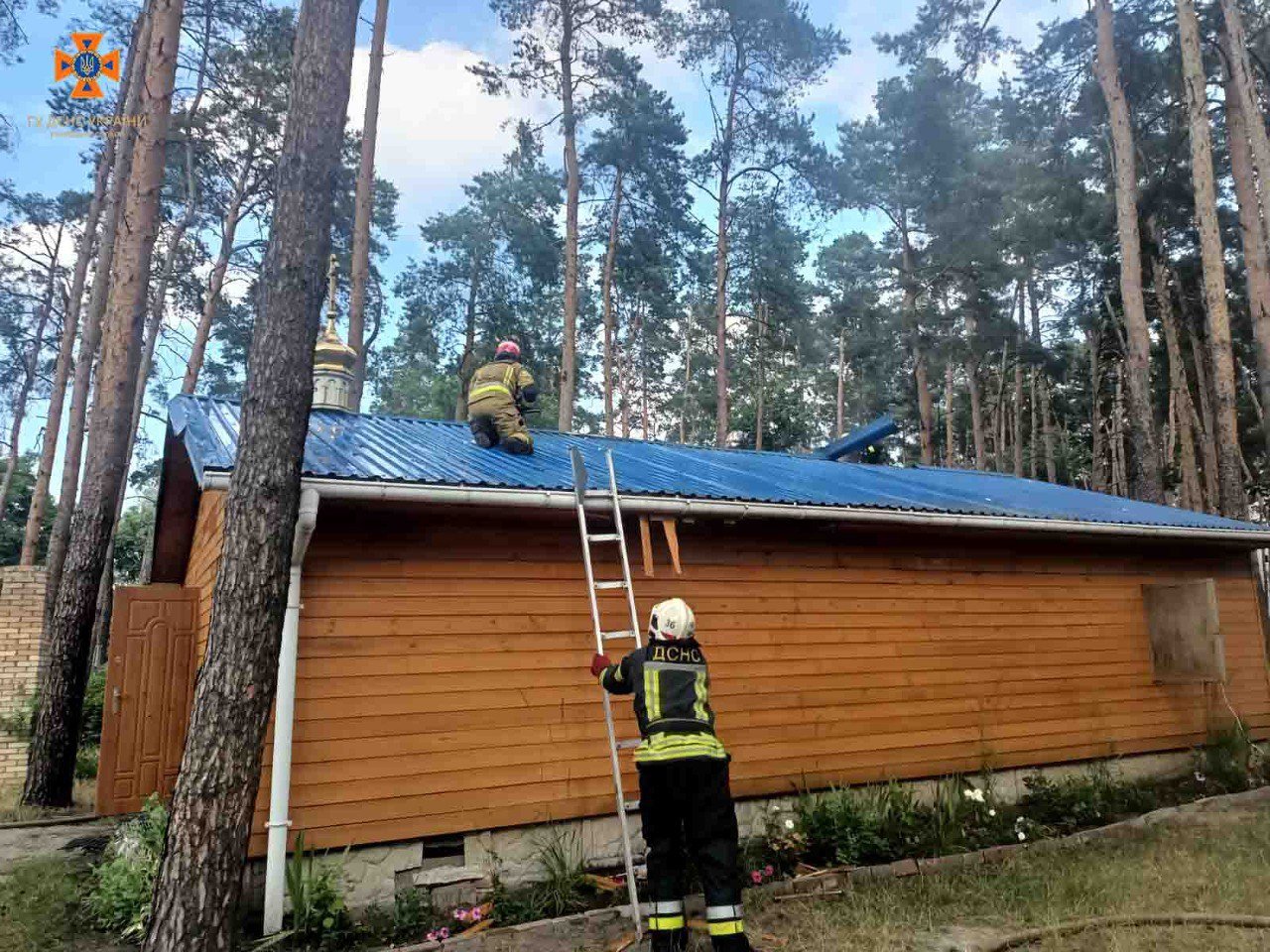 На Київщині горіла дерев'яна капличка біля церкви 3