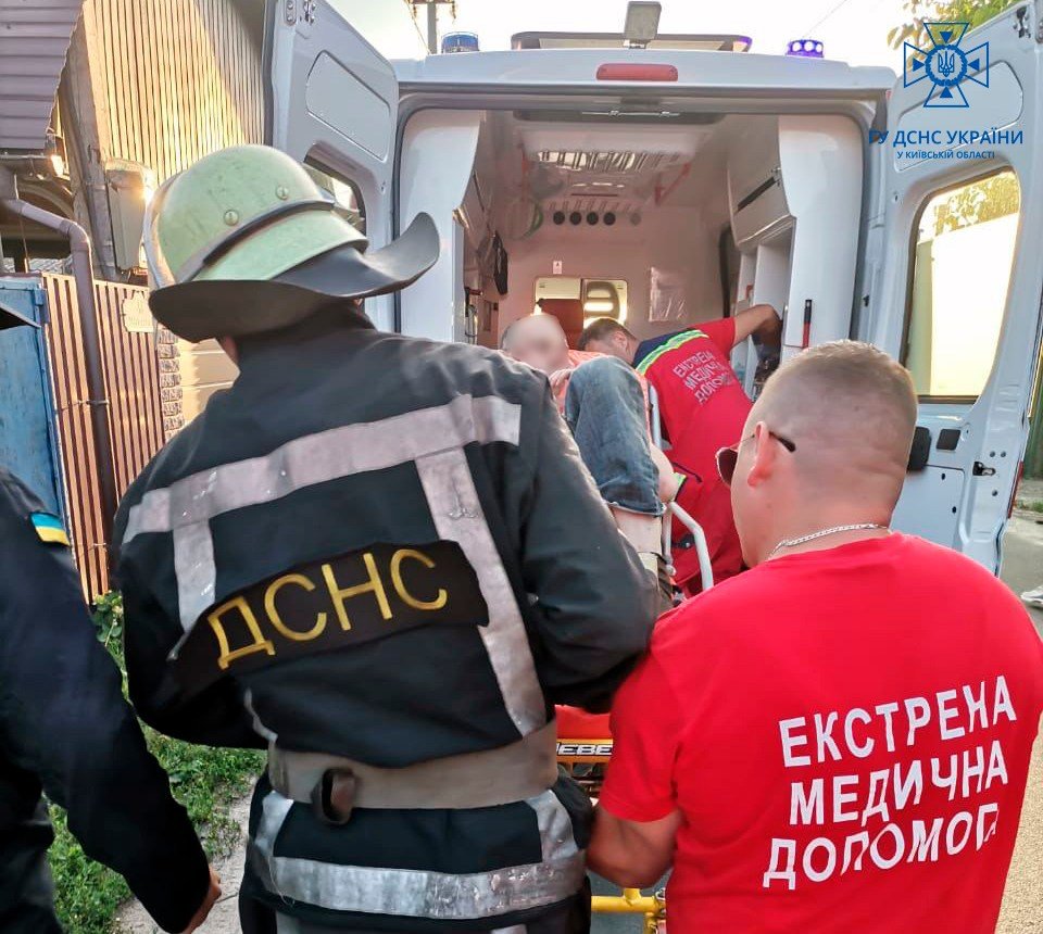 На Київщині з даху будинку знімали паралізованого чоловіка 2