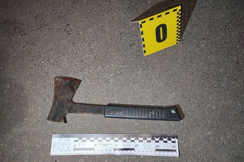 У Києві на Осокорках чоловік вдарив сусіда по голові сокирою 3