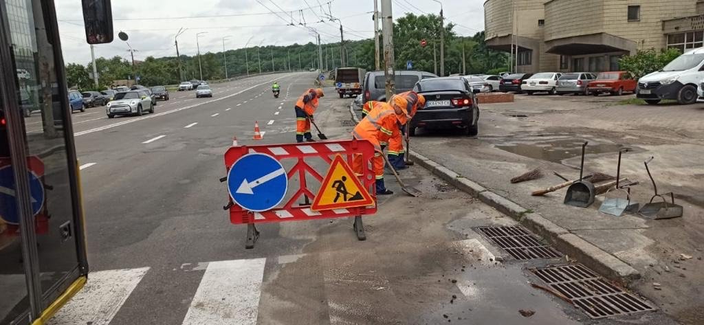 Поламані гілки та нанесений на дороги грунт: у Києві ліквідовують наслідки зливи 1