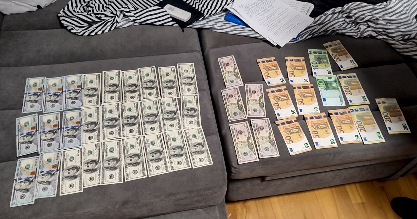 У Києві ОПГ під видом поліцейських займалася розбоями, грабежами та вимаганням грошей 1