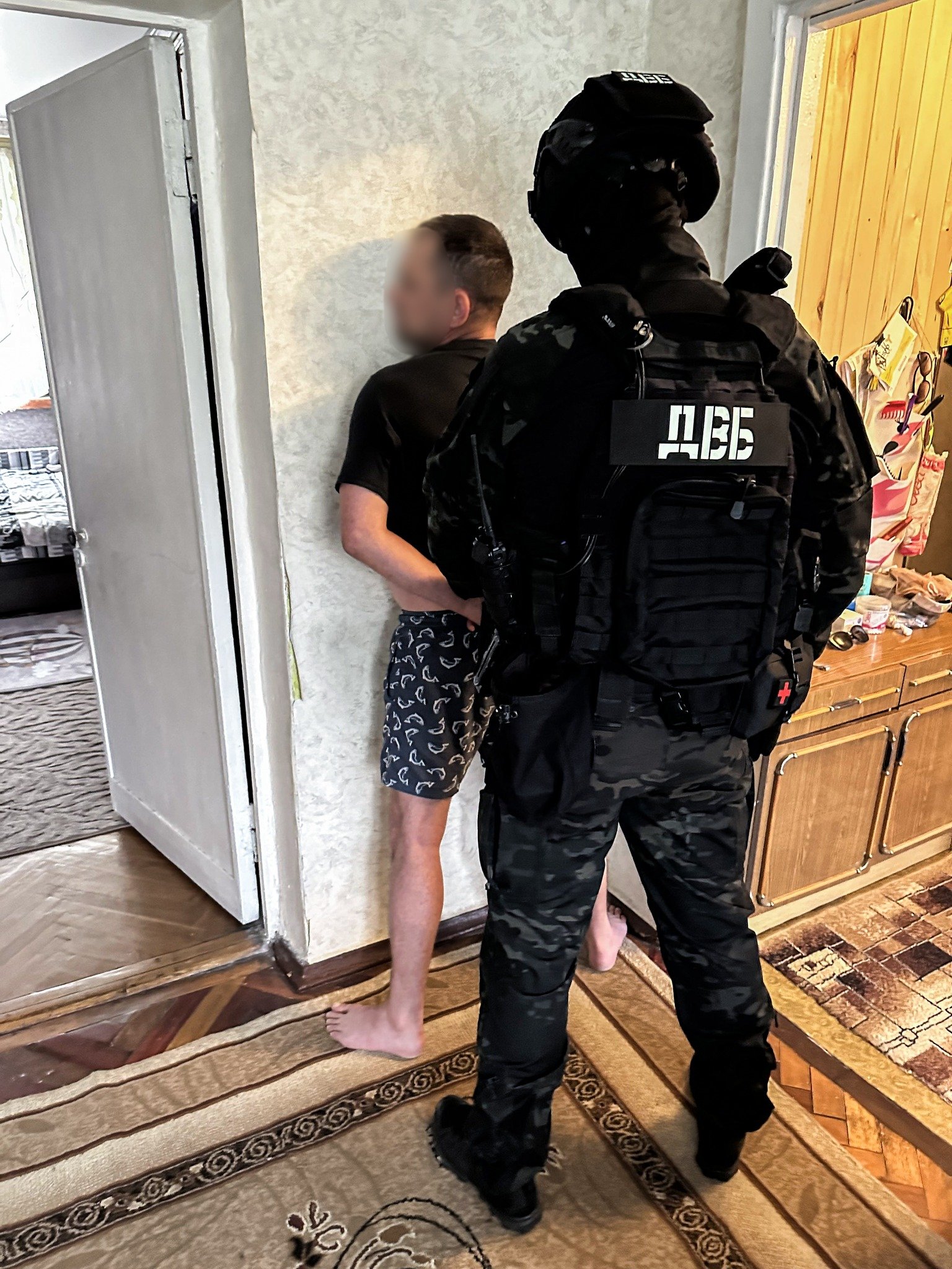 У Києві ОПГ під видом поліцейських займалася розбоями, грабежами та вимаганням грошей 3