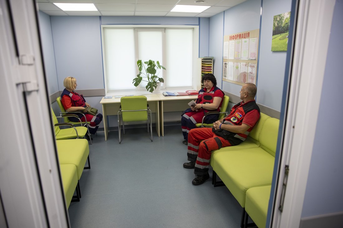 У Києві капітально відремонтували відділення швидкої в Оболонському районі: як зараз виглядає 7