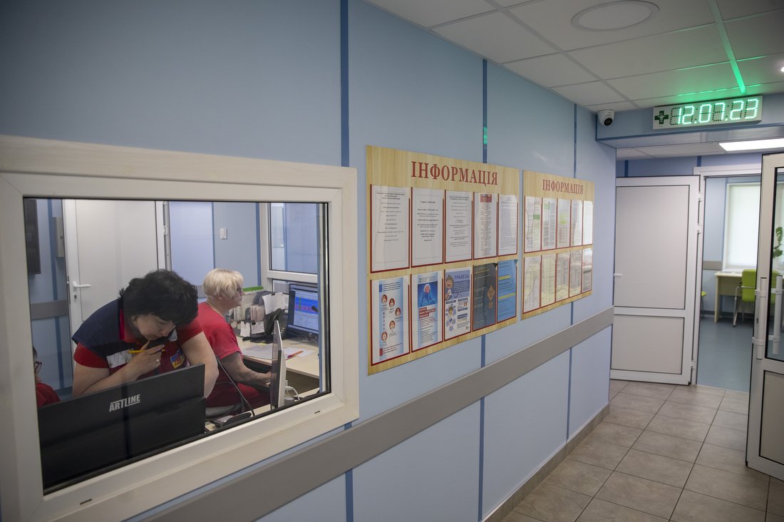 У Києві капітально відремонтували відділення швидкої в Оболонському районі: як зараз виглядає 8