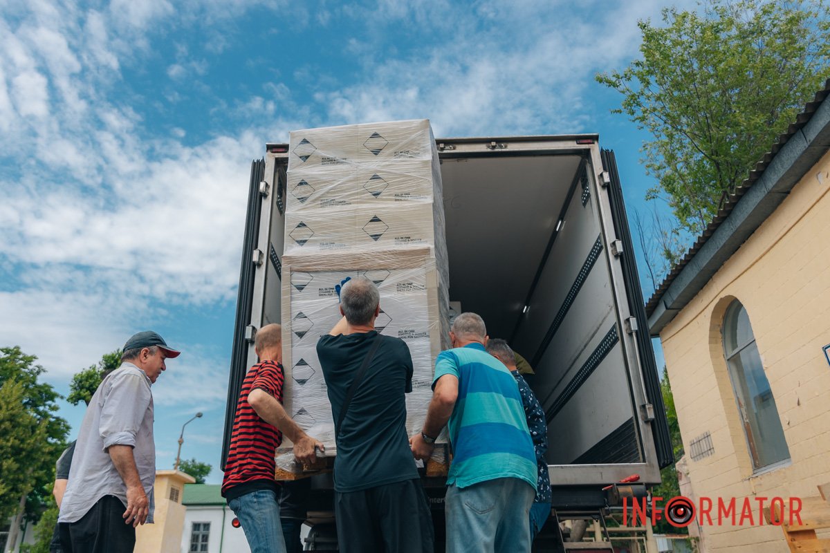 Корпорація “АТБ” передала лікарні Мечникова 15 тисяч санітарних наборів 10