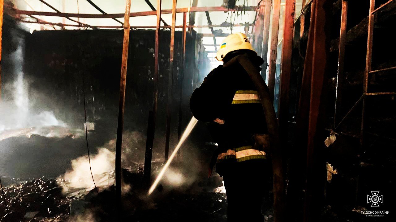 На Київщині сталась масштабна пожежа на промисловості: що горіло 1