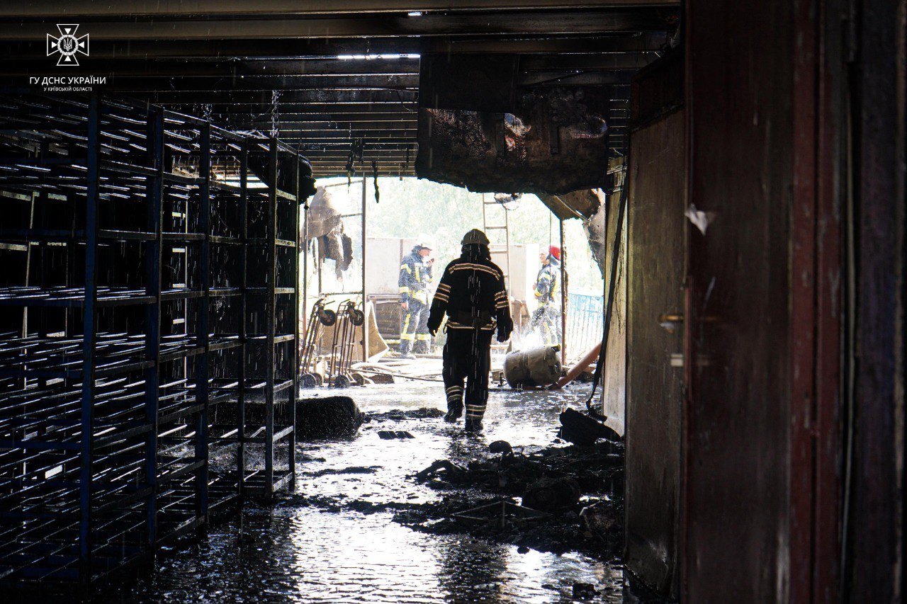 На Київщині сталась масштабна пожежа на промисловості: що горіло 7