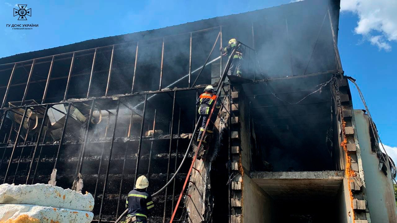 На Київщині сталась масштабна пожежа на промисловості: що горіло 8