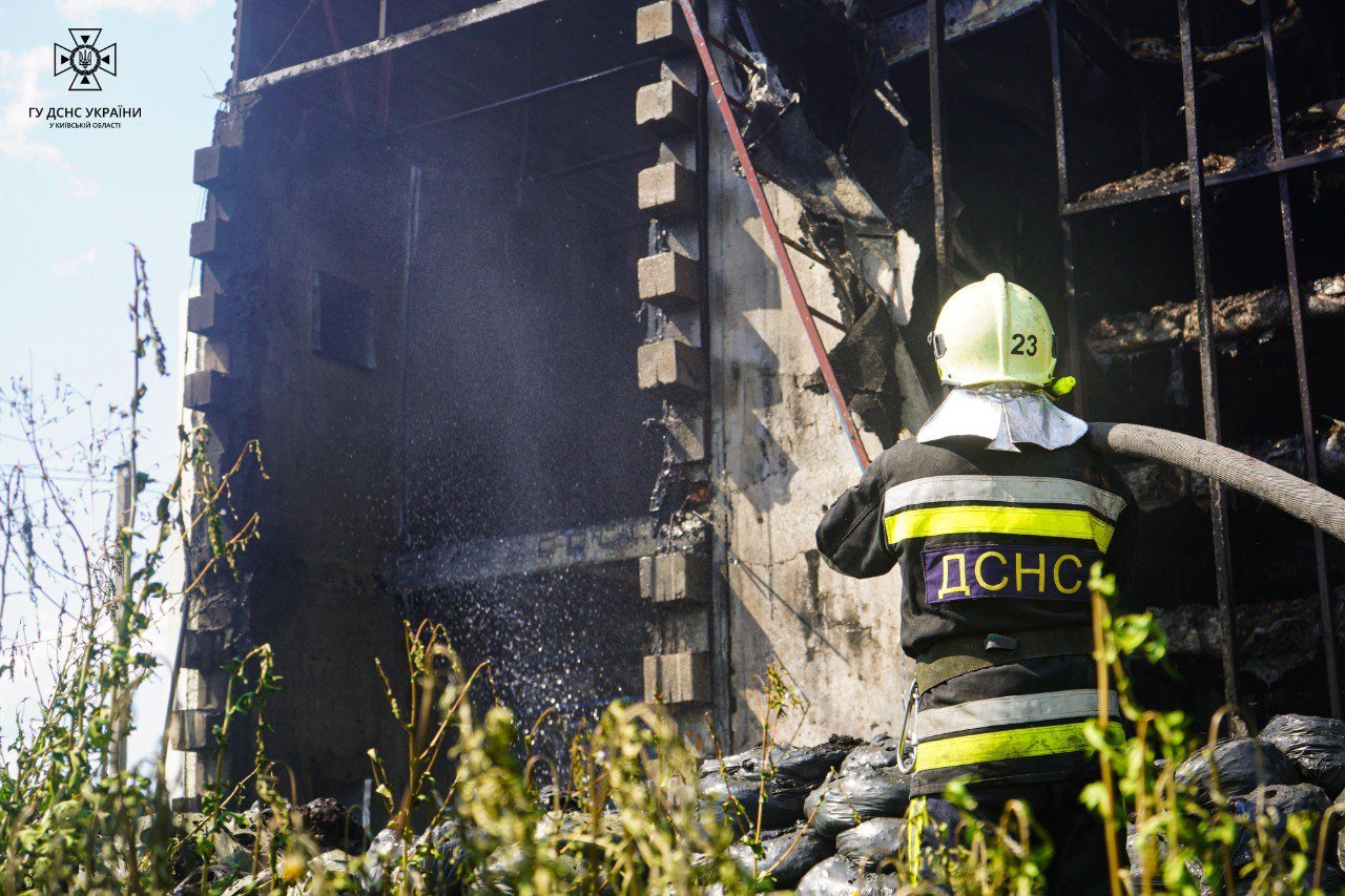 На Київщині сталась масштабна пожежа на промисловості: що горіло 9