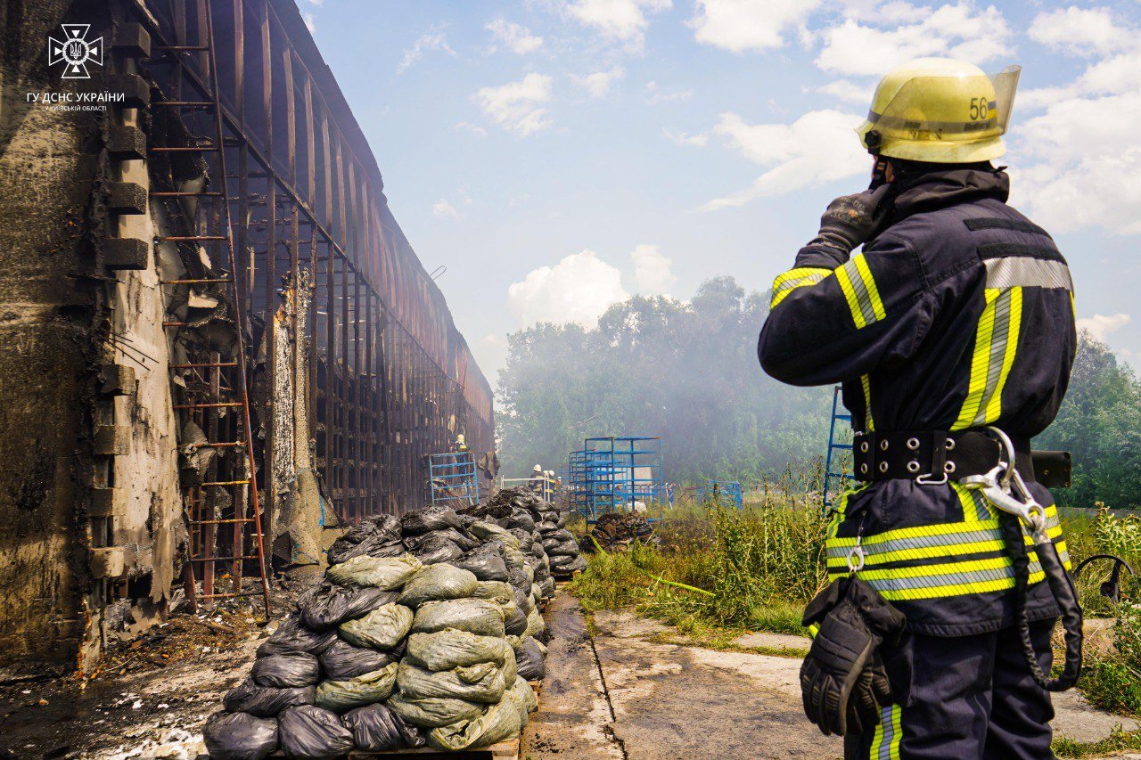 На Київщині сталась масштабна пожежа на промисловості: що горіло 10