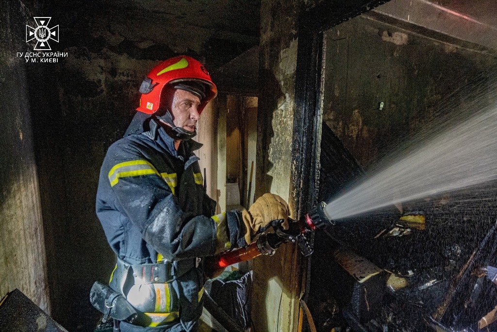 У Києві на Шулявській загорілась квартира: жильців будинку евакуювали 3