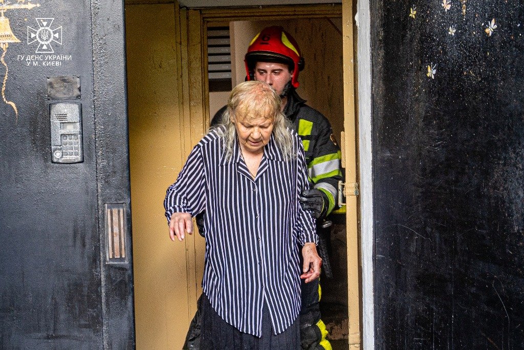 У Києві на Шулявській загорілась квартира: жильців будинку евакуювали 4