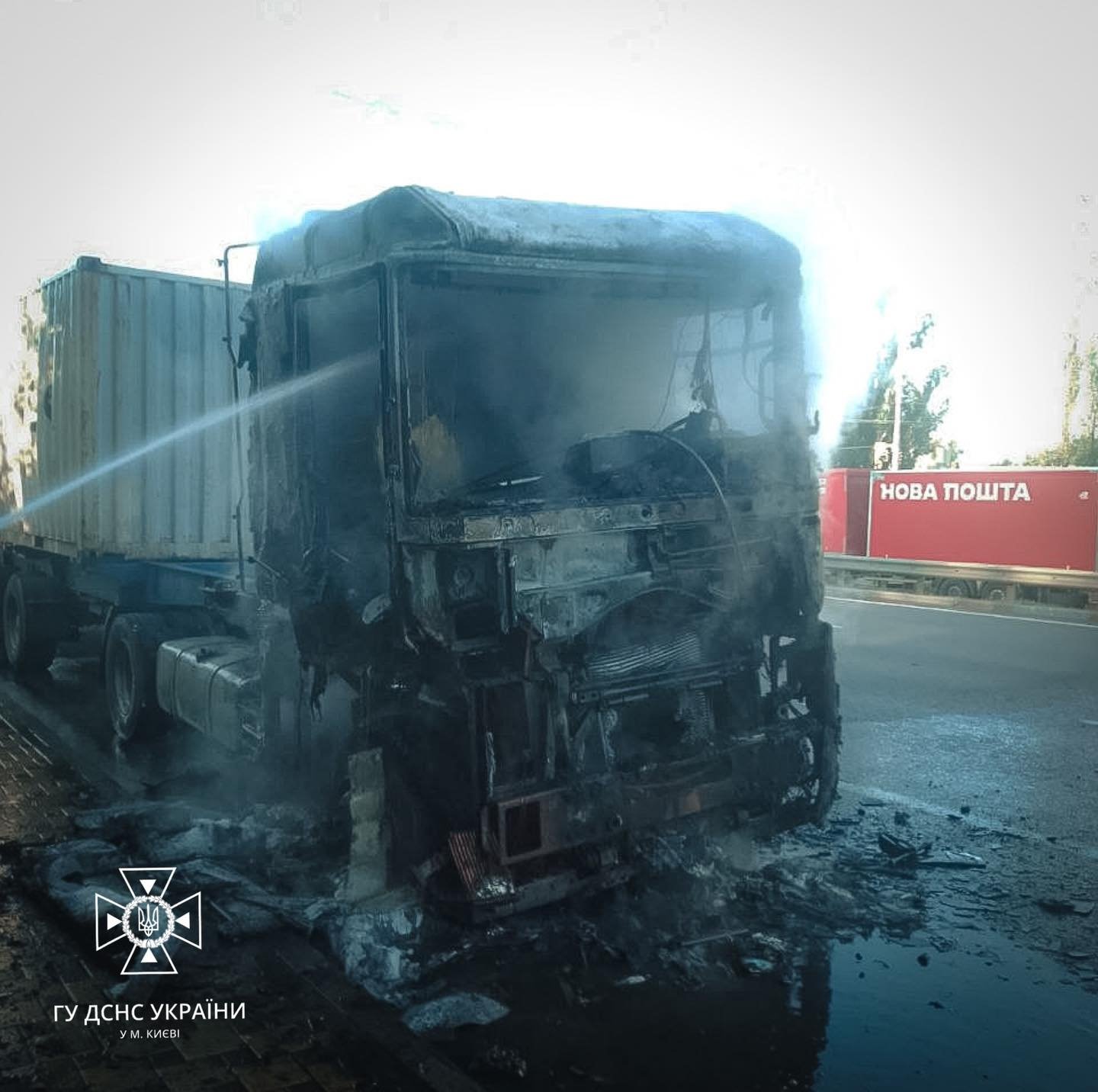 У Києві посеред дороги на ходу загорілась вантажівка 1