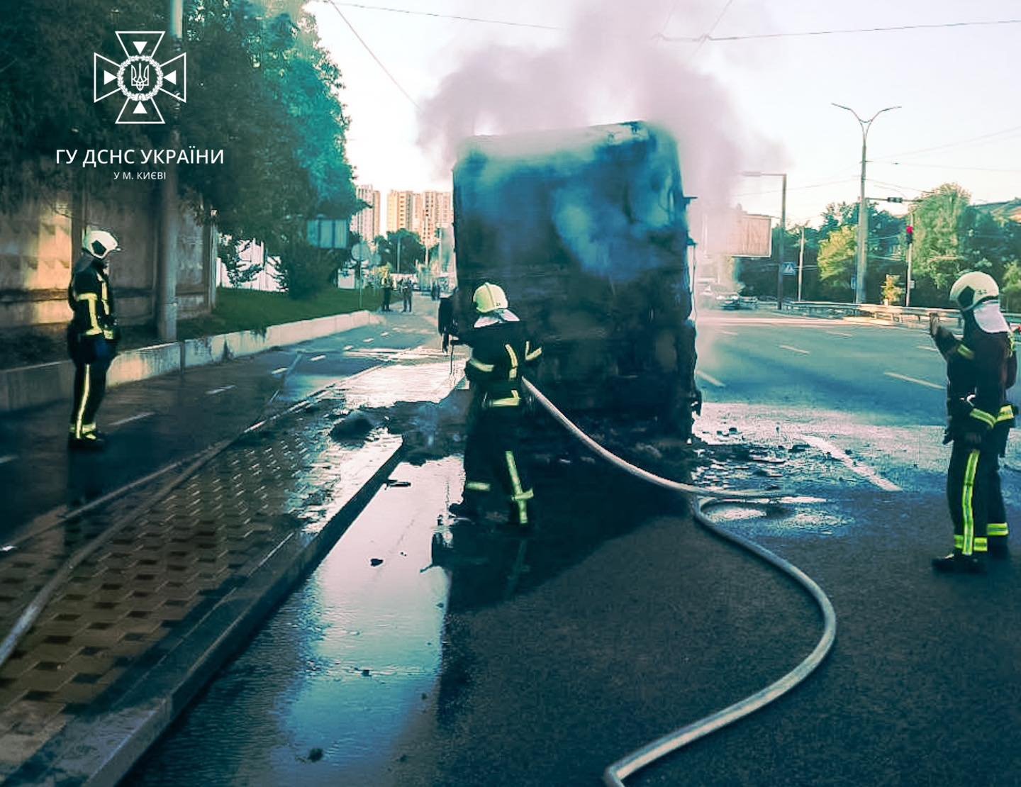 У Києві посеред дороги на ходу загорілась вантажівка 2