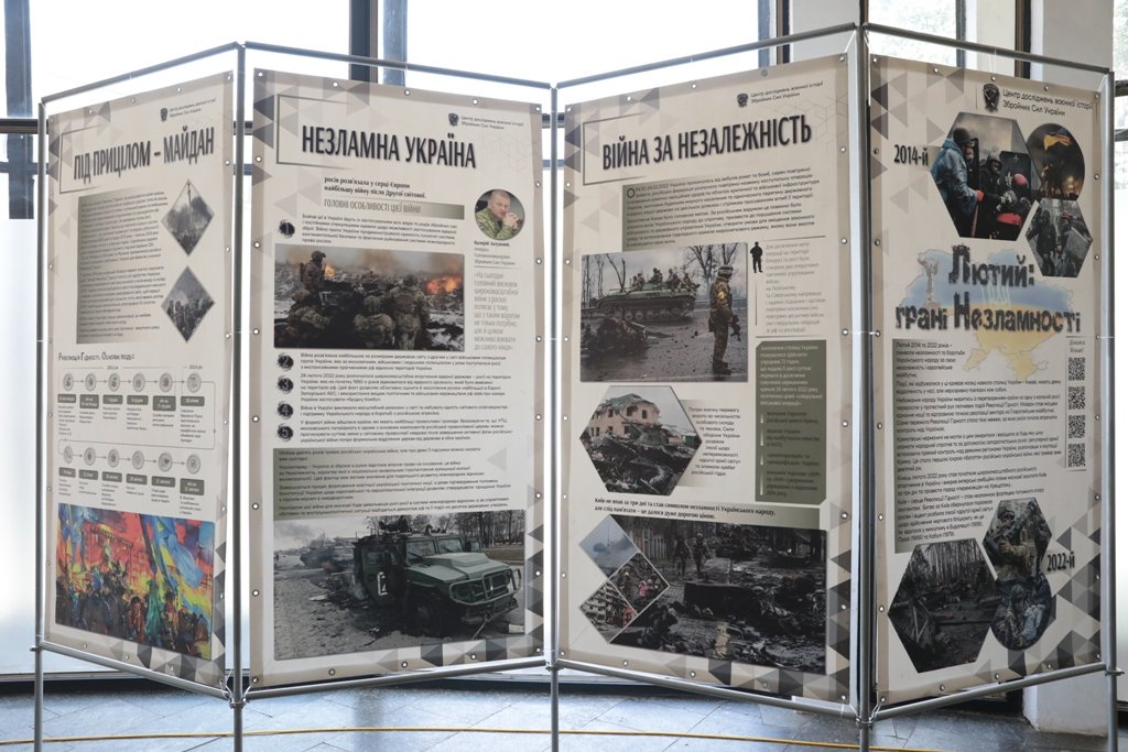 У Києві на Золотих показали Грані Незламності: відкрилась виставка про початок повномасштабного вторгнення росії 1