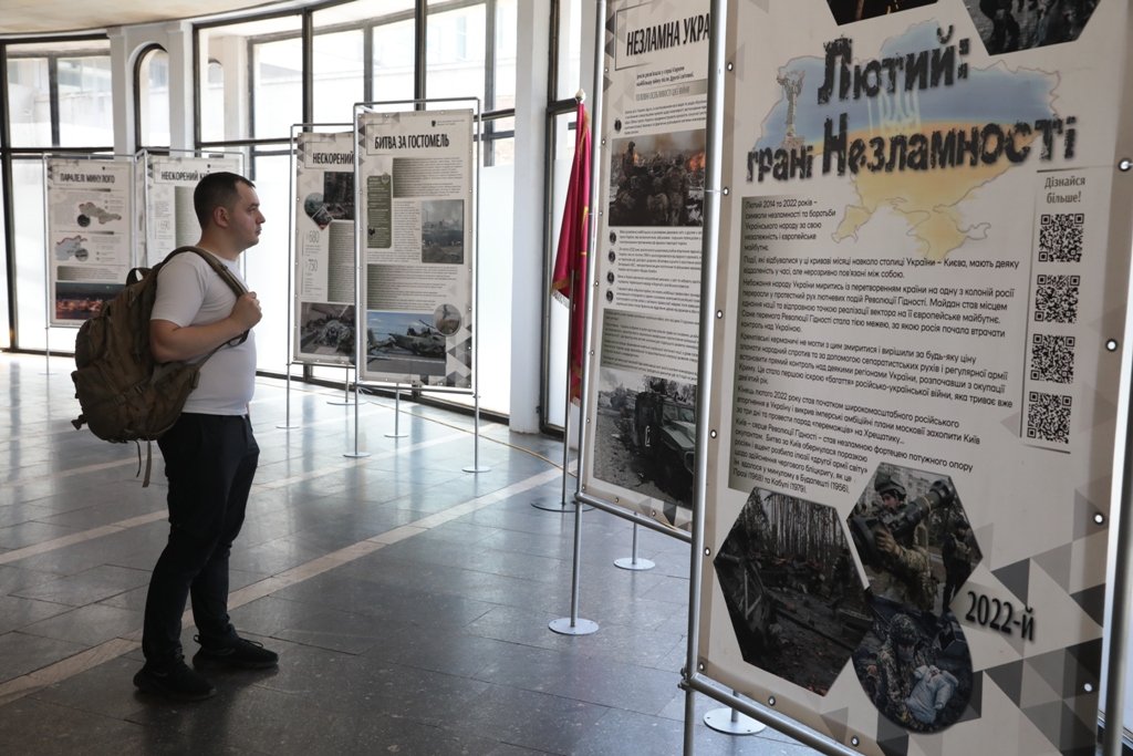 У Києві на Золотих показали Грані Незламності: відкрилась виставка про початок повномасштабного вторгнення росії 2