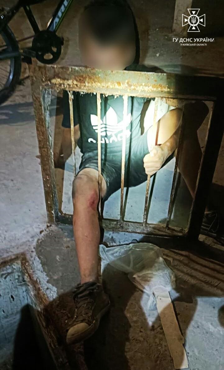 На Київщині хлопчик застряг в решітці зливної канави 2