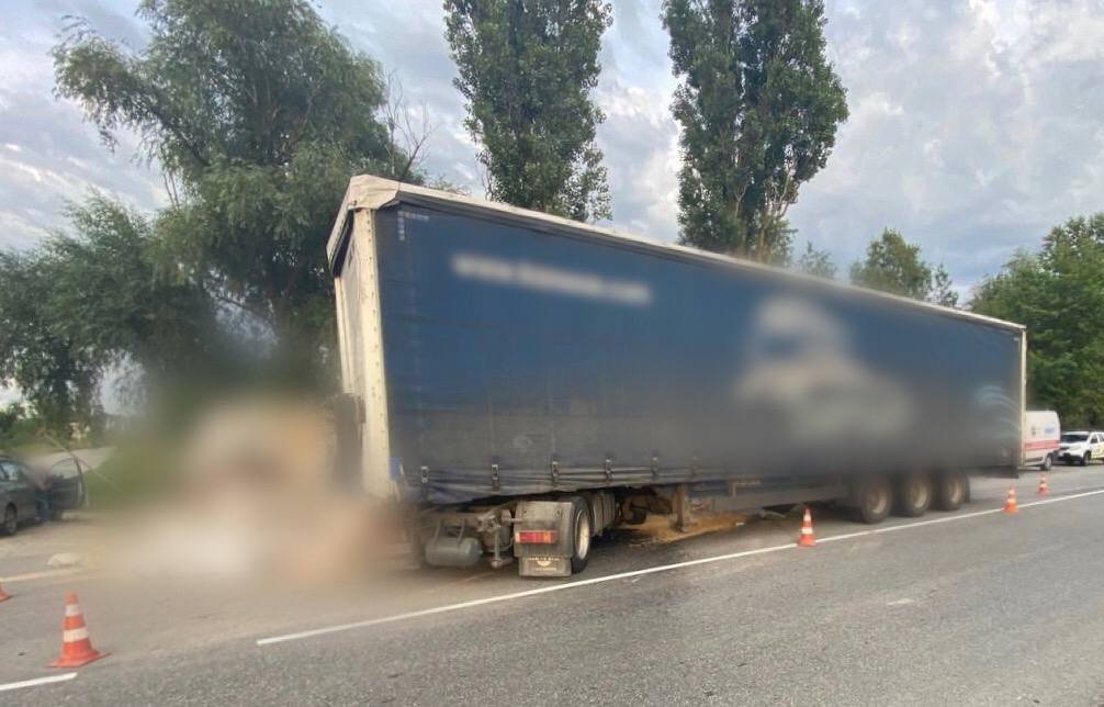 На Київщині фура врізалася у блокпост 1