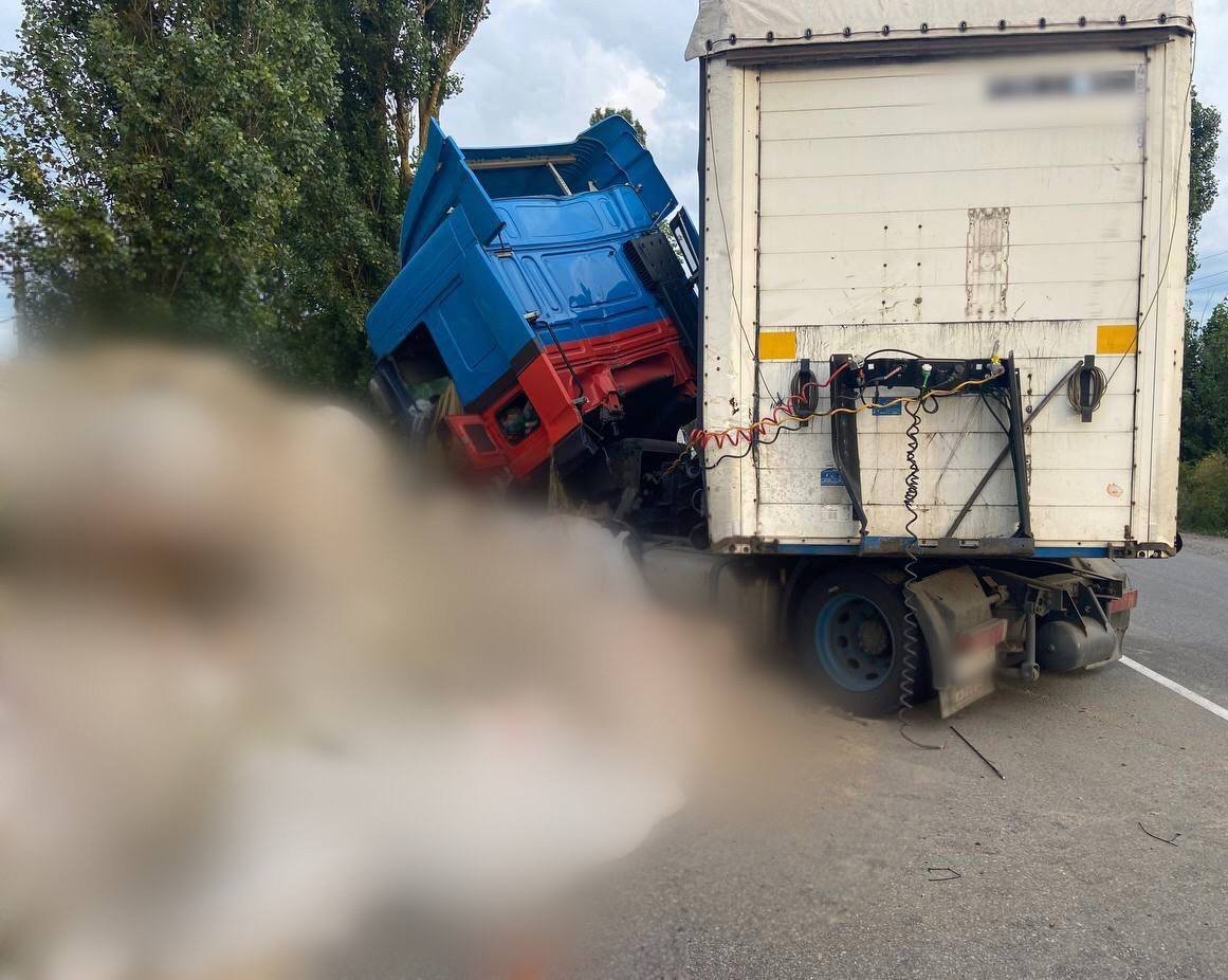 На Київщині фура врізалася у блокпост 2