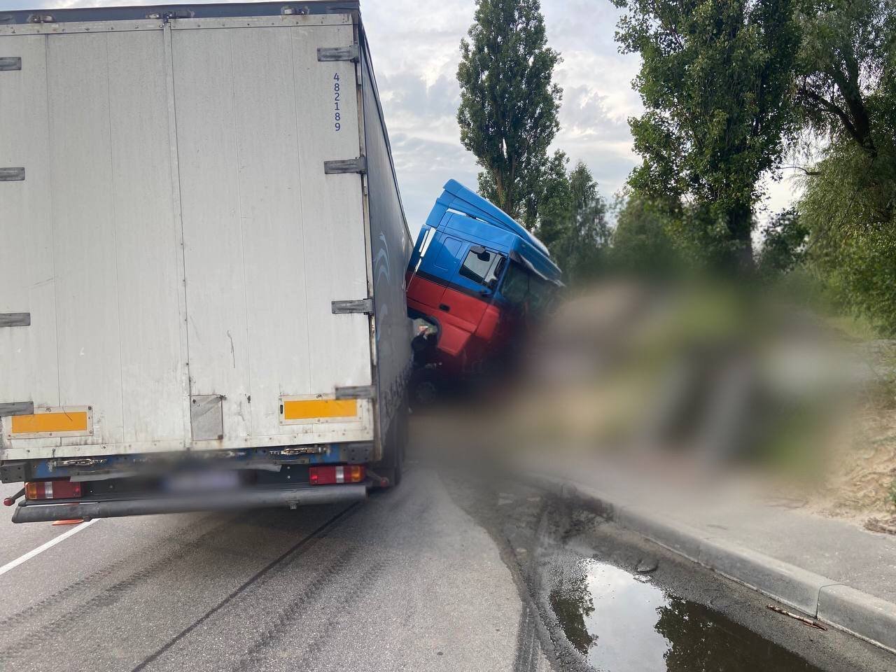 На Київщині фура врізалася у блокпост 3