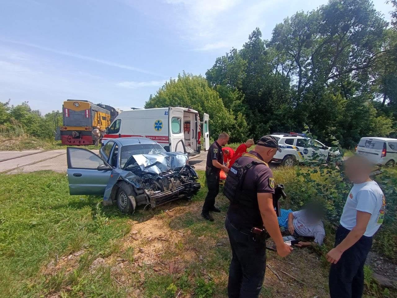 На Київщині Daewoo зіткнувся з локомотивом: постраждав водій 2