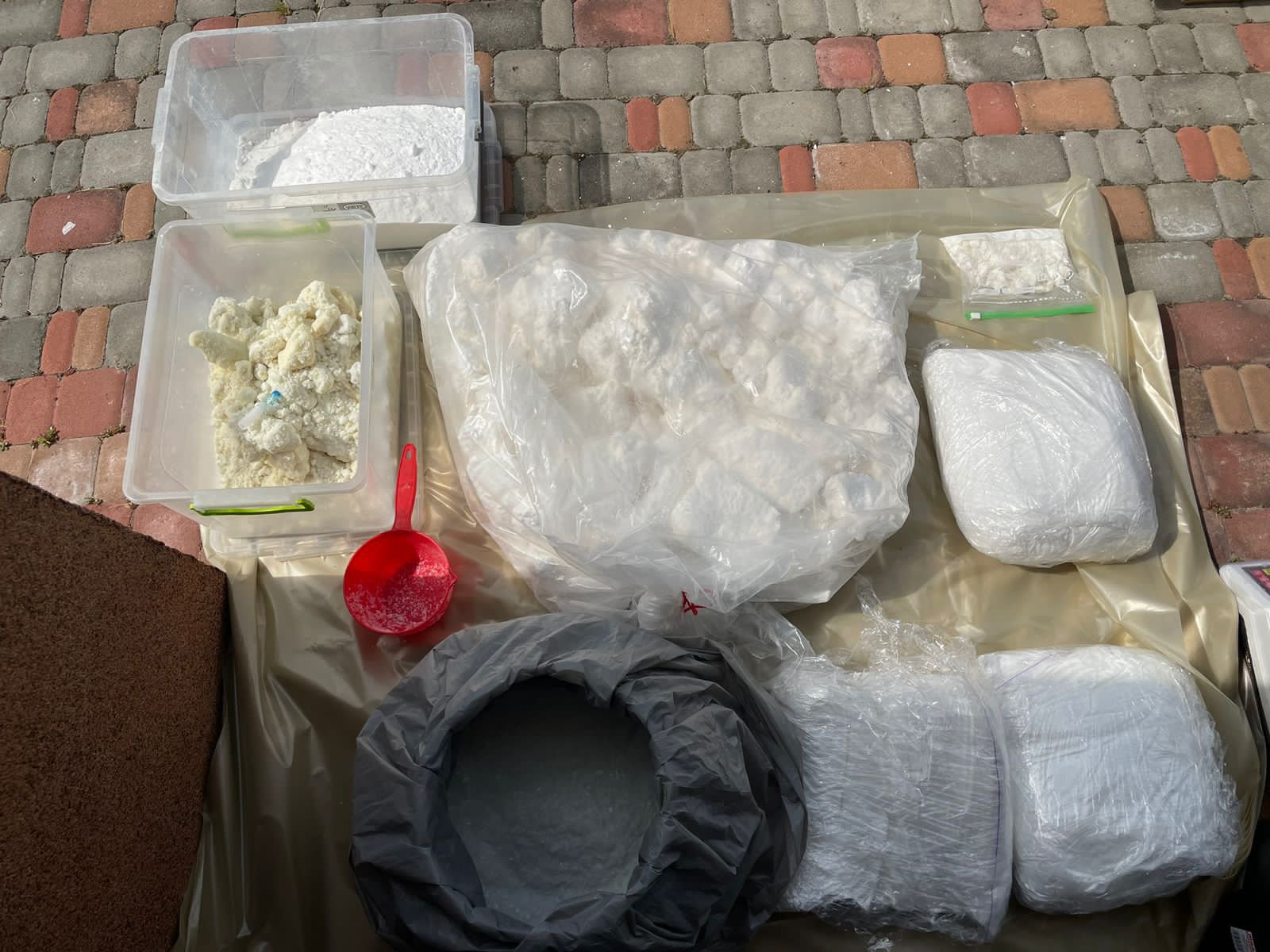 У Києві викрили масштабну лабораторію з виготовлення метадону 6