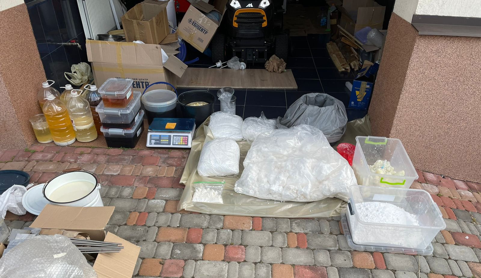 У Києві викрили масштабну лабораторію з виготовлення метадону 9