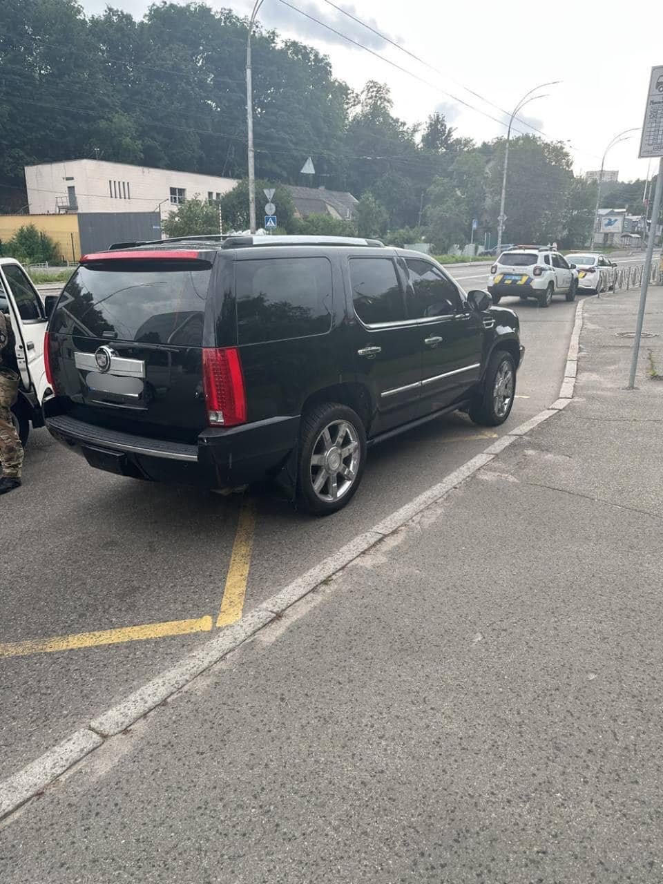 У Києві Cadillac Escalade не пропустив швидку та блокував дорогу: в кареті була 2-річна дитина в невідкладному стані 1