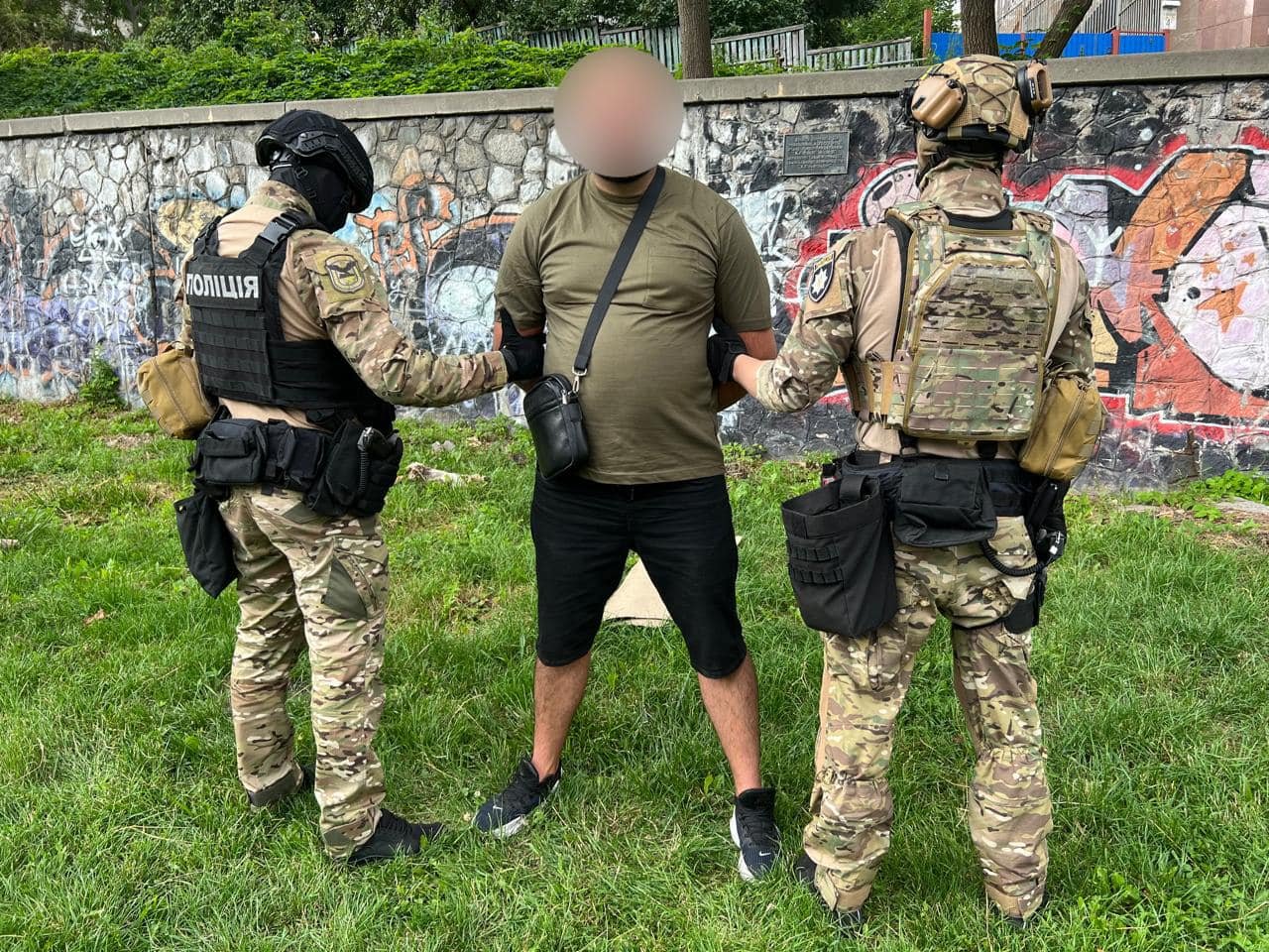 У Києві Cadillac Escalade не пропустив швидку та блокував дорогу: в кареті була 2-річна дитина в невідкладному стані 2