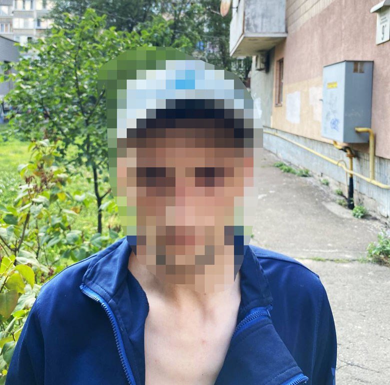 У Києві на Харківському масиві у дворі підпалили автомобіль 3