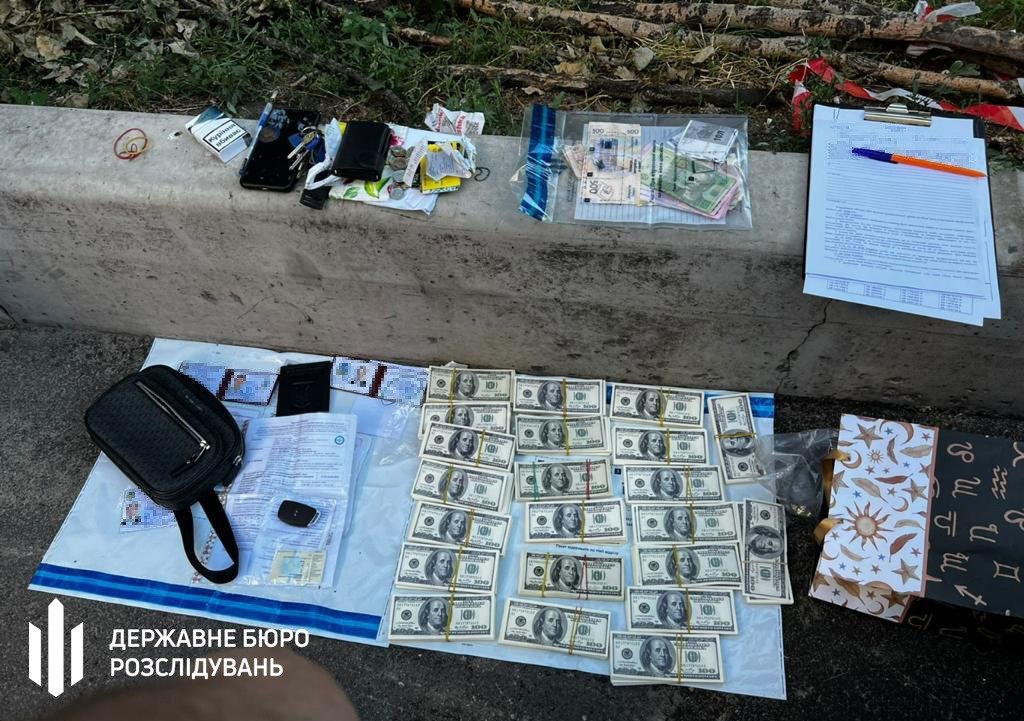 У Києві посадовець КМДА брав данину з автоперевізників на сотні тисяч доларів: справою займається ДБР 1