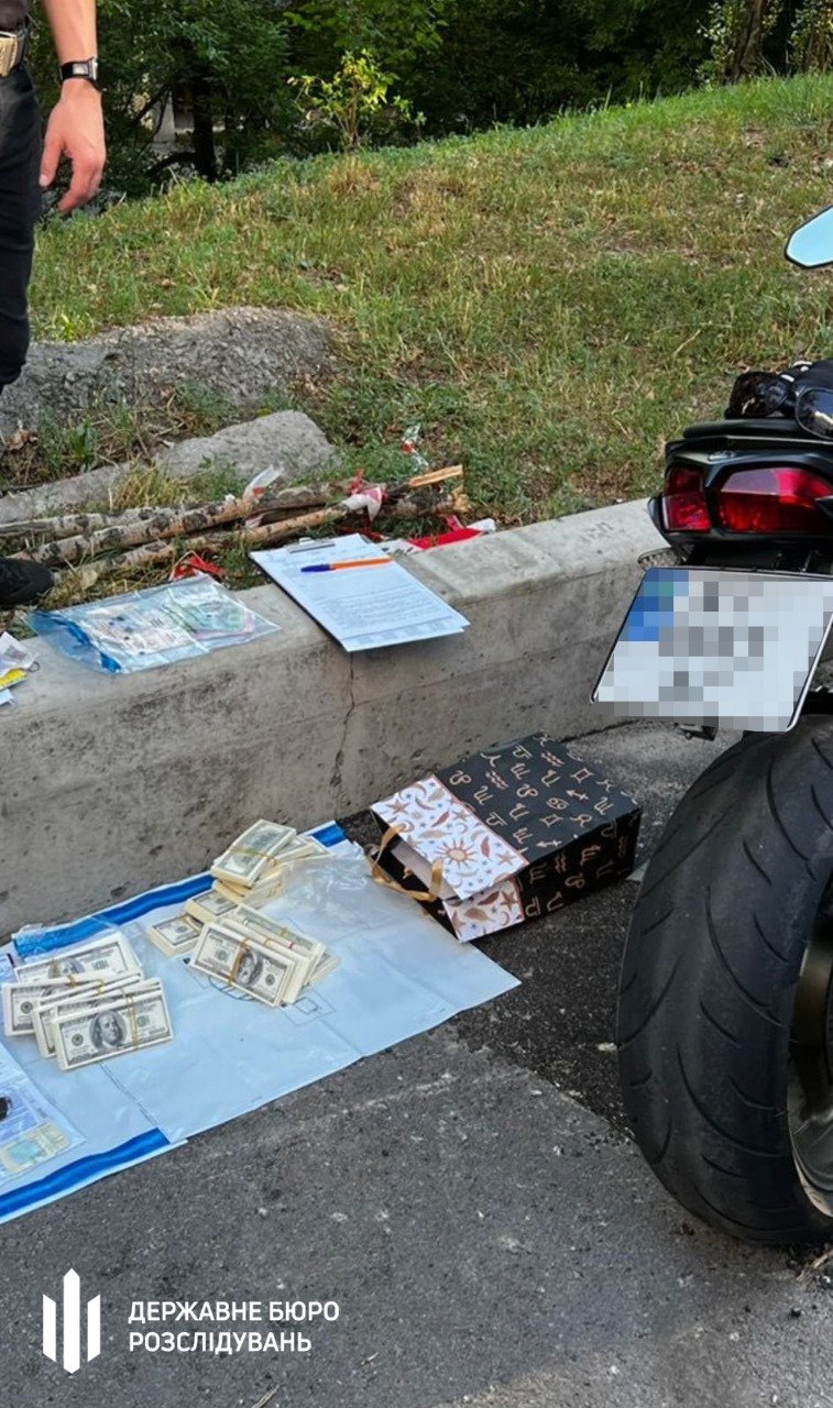 У Києві посадовець КМДА брав данину з автоперевізників на сотні тисяч доларів: справою займається ДБР 2